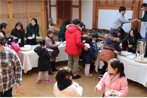 정월대보름을 맞아 음식을 나눠먹고 있다. (사진=서울시)