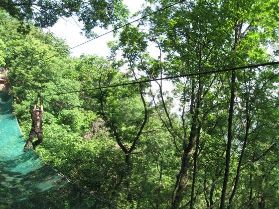 산악장애물 후련장에서 수평이동을 하고 있다. [사진 17사단 제공]