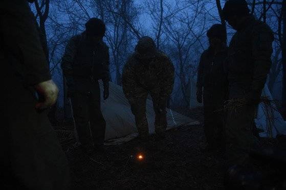 생환훈련에서 허준 교관이 채화법 시범을 보이고 있다. [사진 공군]