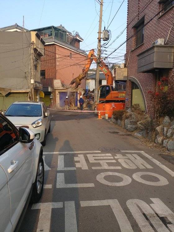 16일 재개발 조합 측 철거용역 업체가 인천 미추홀구 숭의동 옐로하우스 일대 상가와 성매매 업소를 철거하고 있다. [사진 옐로하우스 이주대책위원회]