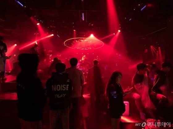 경찰이 강남소개 클럽 버닝썬을 압수수색한 14일 손님 200여명은 여느때와 다름없이 문을 연 클럽을 찾았다. /사진=임찬영 기자