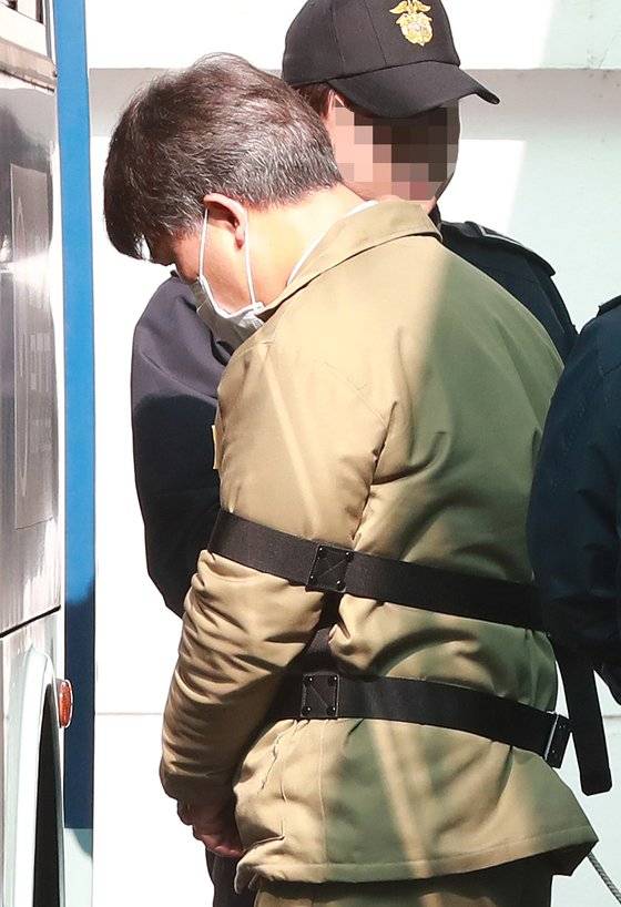 공직선거법 위반으로 구속 기소 된 자유한국당 이재만 전 최고위원이 13일 대구지방법원에서 열린 1심 선고 공판을 마친 뒤 호송차에 탑승하고 있다. 이 전 최고위원은 지난해 6·13 지방선거를 앞두고 자유한국당 대구시장 후보 경선 과정에서 불법 여론조사에 관여하는 등의 혐의로 구속돼 이날 징역 2년 6월을 선고받았다. [뉴스1]