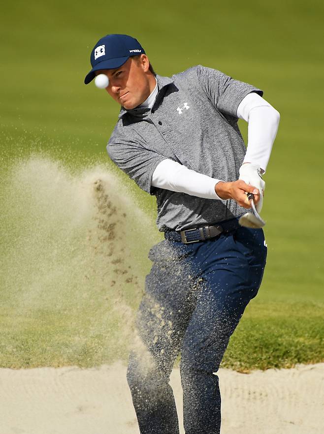 벙커에 빠진 공을 탈출시키고 있는 조던 스피스. (사진=AFPBBNews)