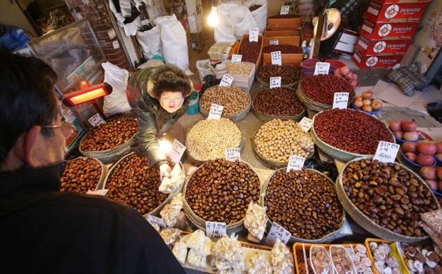 지난해 정월대보름을 앞둔 서울 동대문구 제기동 경동시장의 모습. 신소영 기자 viator@hani.co.kr