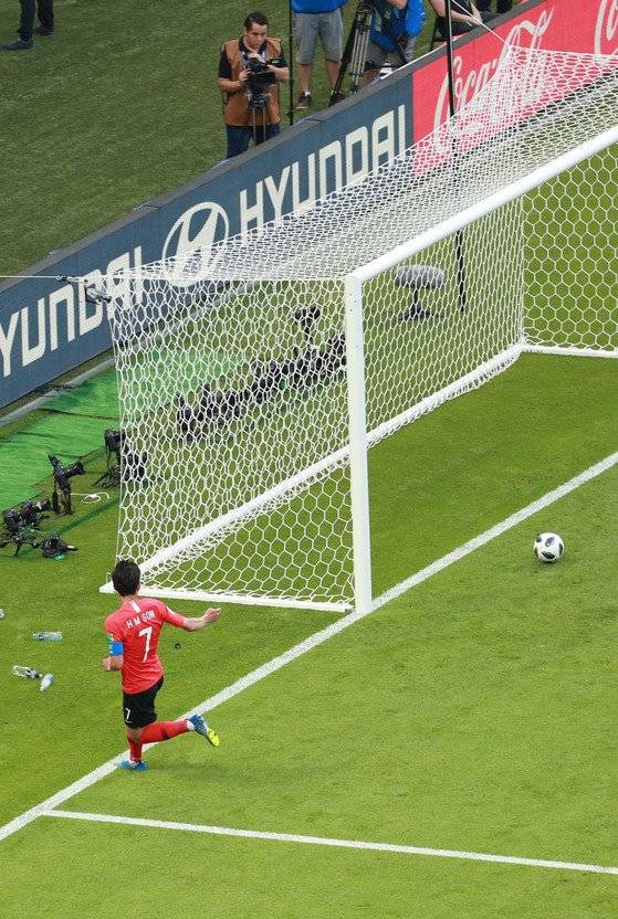 지난해 6월 27일 러시아 카잔 아레나에서 열린 2018 러시아 월드컵 F조 조별리그 3차전 한국과 독일의 경기. 손흥민이 전력 질주 끝에 골을 넣고 있다. [연합뉴스]