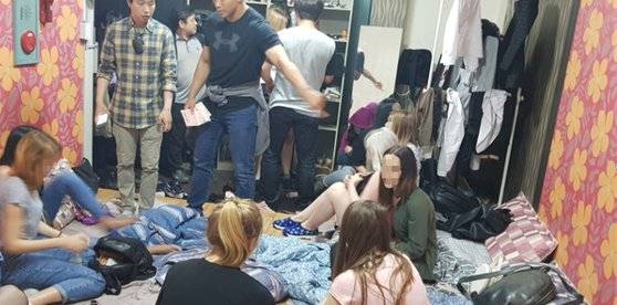 지난해 초 법무부가 유흥·마사지 업종 불법취업자 단속을 통해 적발한 외국인 불법체류자들. [사진 법무부]