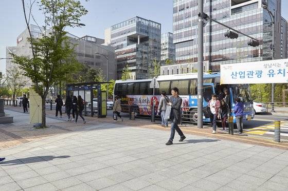 넥슨코리아가 운행하는 판교역~사옥 간 셔틀버스의 모습.ㅠ[사진 넥슨코리아]