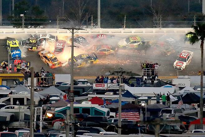 여러 대의 차량들이 데이토나 500 레이스 도중 주로에서 충돌하고 있다.[AFP=연합뉴스]