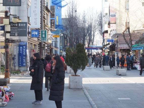 인사동에 방문한 사람들은 쇼핑백을 들고 있기보단 빈손인 경우가 더 많았다. [사진=김홍범 기자]