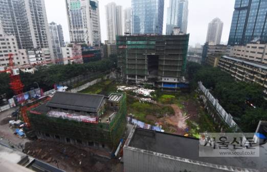 충칭 위중구 쩌우룽로 37호(왼쪽 건물). 옥상에 지어진 사옥이 대한광복군 총사령부를 복원한 것이다. 현지 건설업자가 정확한 고증 없이 임의로 설계해 지었다.충칭 안주영 기자 jya@seoul.co.kr