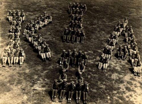 1945년 시안에 있던 광복군 제2지대 대원들이 영문 약칭인 ‘KIA’(Korea Independence Army·한국광복군)를 형상화하고 있다. 요즘 말로 하면 플래시몹쯤 될 것 같다. 서울신문 DB