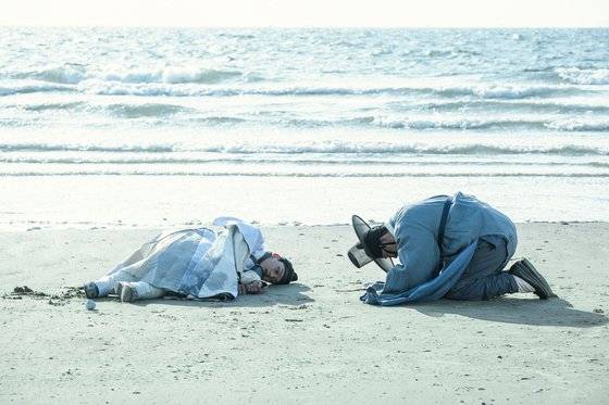 드라마 '왕이 된 남자'에서 진짜 임금(여진구)이 도승지(김상경)에 의해 독살된 장면 [사진 tvN]