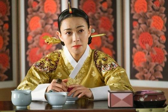 드라마 '왕이 된 남자'에서 대비 역을 맡은 배우 장영남. 임금이 된 광대 하선과 사사건건 대립하는 대비는 영화 원작에는 없는 캐릭터다. [사진 tvN]