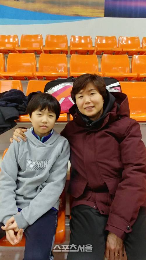 나경민(오른쪽)-김한비 모녀가 스포츠서울과의 인터뷰 후 포즈를 취하고 있다. 철원 | 도영인기자