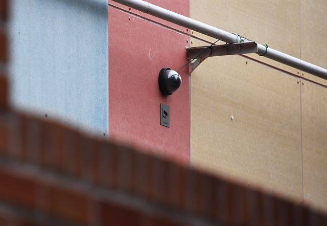 20일 서울 마포구의 한 초등학교 외벽에 돔형 모형 CCTV가 설치돼 있다. 학교 관계자는 “담을 넘는 학생들이 많아 안전사고 예방 차원에서 5천원짜리 모형 CCTV를 구입해 설치했다. 최대한 진짜처럼 보이도록 케이블을 연결하고 ‘CCTV 작동 중’ 스티커도 붙였다”라고 말했다.