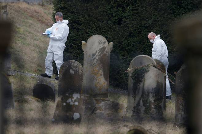 프랑스 경찰들이 훼손된 묘지를 조사하고 있다. [로이터=연합뉴스]