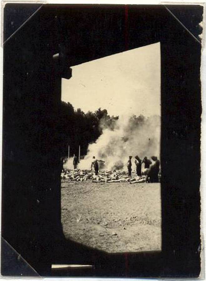 사진2 : 촬영자 미상, 아우슈비츠 제5소각로 가스실 앞 야외 화장 구덩이, 1944년 8월. 아우슈비츠 비르케나우 박물관.