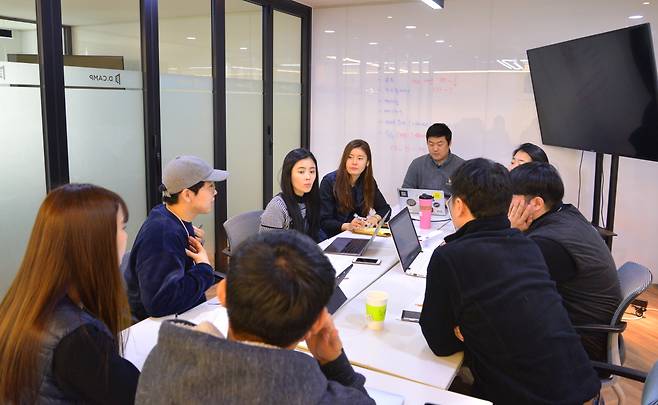 회의 중인 달리셔스, 전 직원이 모이는 것조차 쉽지 않다