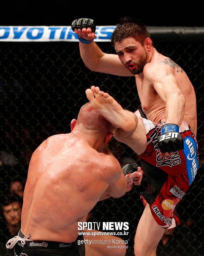 ▲ 조르주 생피에르가 선수 생활 가장 자랑스러웠던 장면으로 꼽은 카를로스 콘딧과 경기. 하이킥을 맞고 비틀거렸으나 이를 극복하고 판정승을 거뒀다.