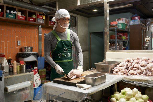 진선규는 촬영 전 한 달간 요리학원에 다니며 닭 발골과 닭 튀김 등을 배웠다. CJ엔터테인먼트 제공