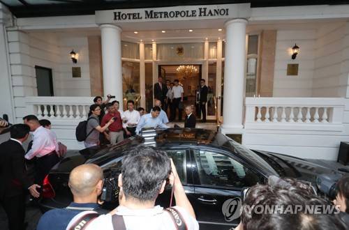 소피텔 호텔 나서는 김창선 (하노이=연합뉴스) 김도훈 기자 = 18일 제2차 북미정상회담을 9일 앞둔 베트남 하노이 소피텔 레전드 메트로폴 하노이 호텔을 찾은 김창선 북한 국무위원회 부장 일행이 방문한지 약 1시간 30분 만에 건물을 나서고 있다. 2019.2.18 superdoo82@yna.co.kr