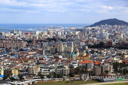 제주시 원도심 (제주=연합뉴스) 제주시 상공에서 바라본 단독주택 밀집지역인 원도심의 모습. [연합뉴스 자료사진]