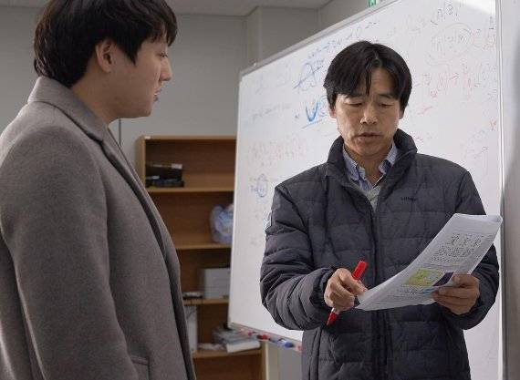 박노정 교수(오른쪽)와 신동빈 박사(왼쪽)가 위상부도체 연구에 대해 의논하고 있다 /사진=UNIST