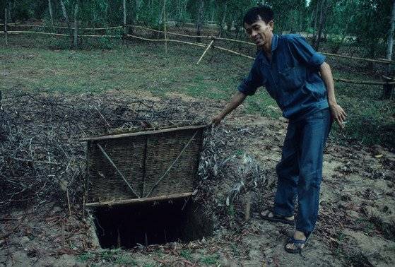 베트남전 당시 베트공이 건설해 활용한 지하 터널의 입구. 밖에서 보면 판별이 불가능할 정도로 잘 위장됐다. 1968년 구정 대공세 당시 북베트남군과 베트콩은 이런 지하 터널 등을 이용해 남베트남 전역에 걸쳐 100개 이상의 도시를 새벽에 기습 공격했다. [중앙포토]