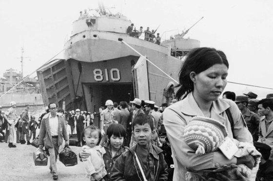 1975년 부산항에 도착한 베트남 난민. 부산 대신동 부산여고 자리에 수용된 이들은 지나가는 행인들에게 아무 쓸모 없는 종이조각이 된 남베트남 지폐를 대량으로 뿌리기도 했다. 한국에 도착했던 베트남 난민 대부분은 몇 년 안에 미국, 캐나다를 비롯한 서방 국가로 이주해 정착했다. [중앙포토]