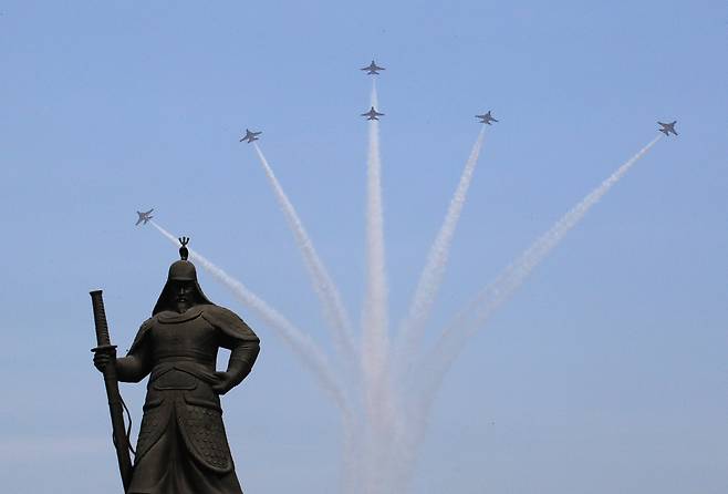 제100주년 3·1절 중앙기념식을 나흘 앞둔 25일 오전 서울 세종대로 광화문광장 상공 위로 블랙이글스가 비행 연습을 하고 있다. [뉴스1]