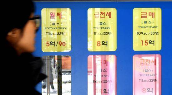 최근 서울의 아파트 매매값과 전셋값 하락으로 '전세부채' 우려가 커지고 있다. 사진은 17일 서울 송파구의 부동산 중개업소 모습.  윤성호 기자