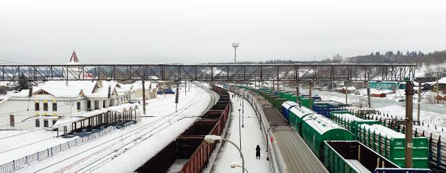 2월 8일 오전 9시 45분부터 40분간 정차한 갈리히역. 시베리아횡단열차 좌우로 석탄과 나무를 실어 나르는 화물열차가 서 있다. 시베리아에서는 사람이 탑승하는 객차보다 석탄과 석유, 나무 등 자원을 실어 나르는 화물열차가 훨씬 더 많이 철로를 달렸다.