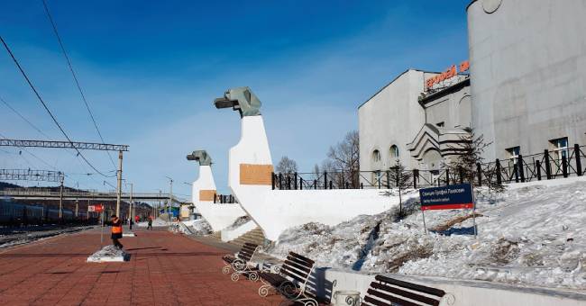 두 마리 개의 형상이 인상적인 에르 파블로프역.