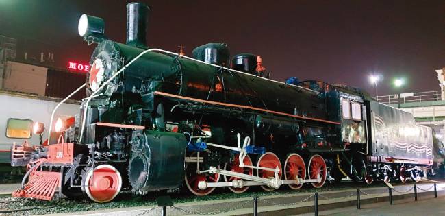 블라디보스토크역에 전시돼 있는  시베리아횡단열차.