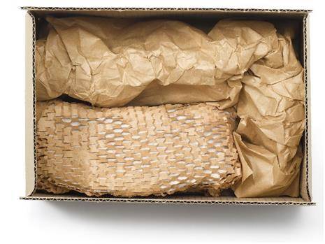 아모레퍼시픽이 온라인몰에서 구매한 소비자에게 배송하는 친환경 종이 충전재 모습. 벌집을 연상케 하는 완충재 지아미로 제품을 감싸고`12` 남는 부분은 파피용을 구겨 넣어 소비자에게 배송한다. [아모레퍼시픽 제공]