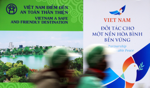 지난 25일 베트남 하노이 영빈관 인근 도로에 제 2차 북미정상회담을 알리는 입간판이 설치되어 있다. (사진=연합뉴스)