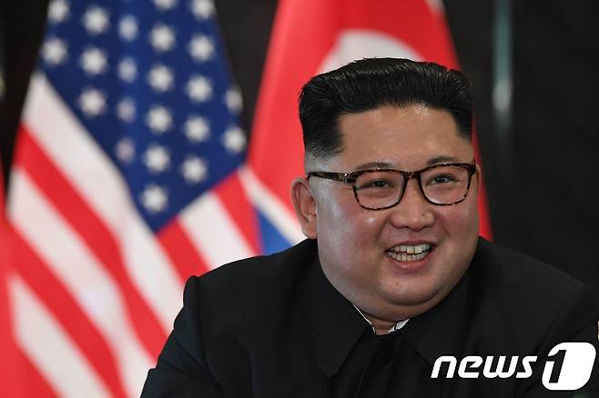 김정은 북한 국무위원장이 지난해 6월12일 싱가포르 센토사 섬 카펠라 호텔에서 도널드 트럼프 미국 대통령과 정상회담을 한 뒤 공동합의문 서명식에서 밝게 웃고 있다. © AFP=뉴스1 © News1 우동명 기자