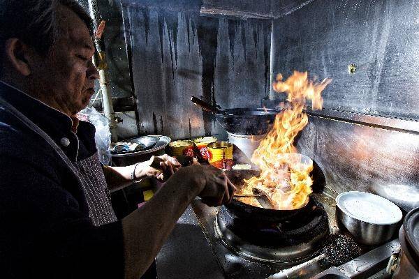 중식에서 불맛을 뜻하는 ‘웍헤이’를 내려면 웍(중식 프라이팬)을 쉴 새 없이 불 위에서 돌려야 한다./조선일보DB