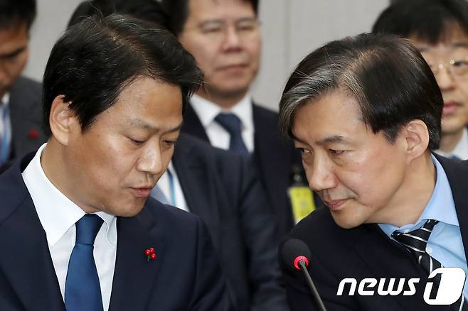 임종석 전 대통령 비서실장과 조국 민정수석. 2018.12.31/뉴스1 © News1 민경석 기자