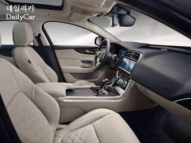 재규어, 2019년형 XE (출처 재규어)