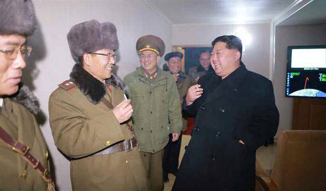 북한 노동신문이 2017년 공개한 대륙간탄도미사일(ICBM) '화성-15형' 발사 현장에서 전일호(왼쪽 두 번째) 인민군 중장 등 간부들과 함께 담배를 피우고 있는 김정은 북한 국무위원장의 모습. 발사 성공을 기뻐하며 간부들과 ‘맞담배’를 피웠다. 노동신문 연합뉴스