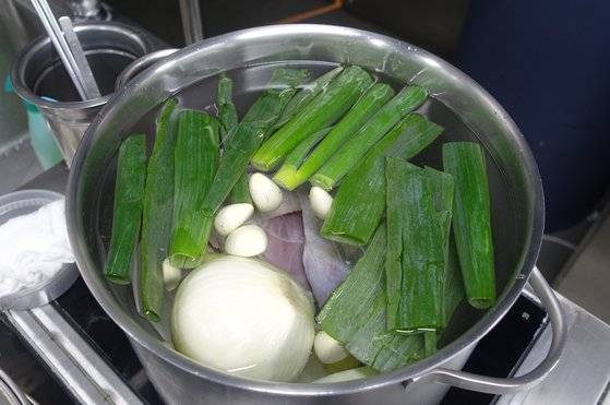 꿩육수를 우리기 위해 재료를 넣고 불에 올렸다. 장끼 한 마리로 4.5L를 우려서 이틀 쓸 김치를 담근다.