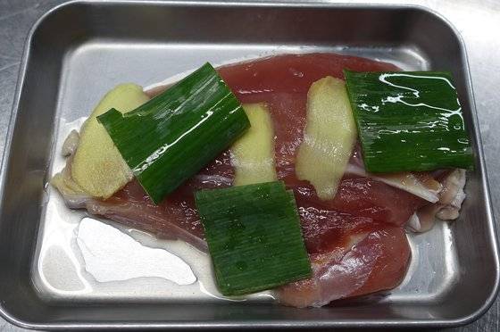 김치에 고명으로 올릴 꿩 가슴살과 다리 살을 찌려고 준비했다.