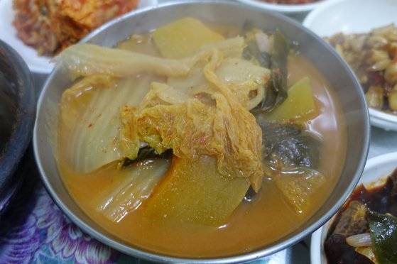 게국지를 찌개로 끓여서 백반상에 올린 모습.
