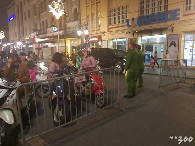 27일 제2차 북미정상회담이 열린 하노이 소피텔 레전드 메트로폴 호텔 인근의 모습. 회담 종료가 가까워지면서 베트남 당국이 다시 도로 통제를 강화하고 있다./사진=김평화 기자