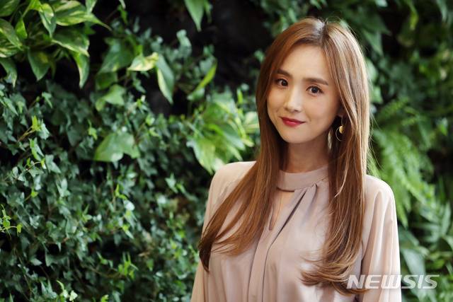 【서울=뉴시스】조성봉 기자 = 드라마 ‘황후의 품격’에서 소진 공주 역할을 맡았던 배우 이희진이 26일 오후 서울 중구 뉴시스 본사에서 인터뷰를 하기 전 포즈를 취하고 있다. 2019.02.27. suncho21@newsis.com