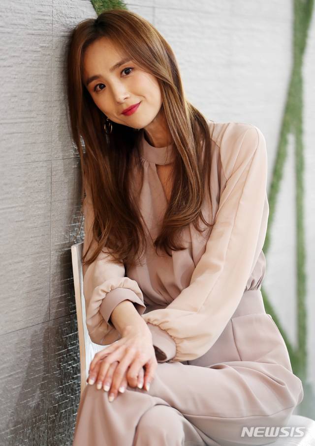 【서울=뉴시스】조성봉 기자 = 드라마 ‘황후의 품격’에서 소진 공주 역할을 맡았던 배우 이희진이 26일 오후 서울 중구 뉴시스 본사에서 인터뷰를 하기 전 포즈를 취하고 있다. 2019.02.27. suncho21@newsis.com