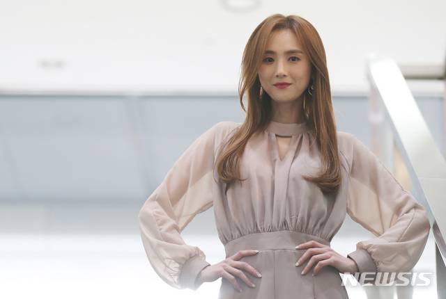 【서울=뉴시스】조성봉 기자 = 드라마 ‘황후의 품격’에서 소진 공주 역할을 맡았던 배우 이희진이 26일 오후 서울 중구 뉴시스 본사에서 인터뷰를 하기 전 포즈를 취하고 있다. 2019.02.27. suncho21@newsis.com