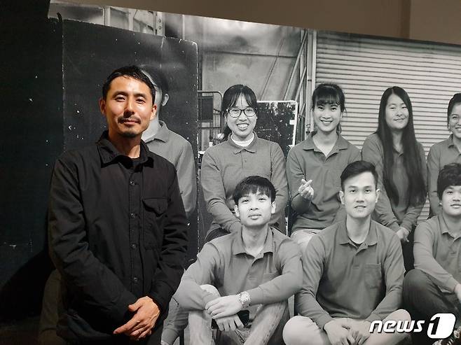 영상설치작업 '2·8 독립선언'를 제작한 후지이 히카루.© 뉴스1