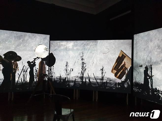 윌리엄 켄트리지 '더욱 달콤하게 춤을'© 뉴스1